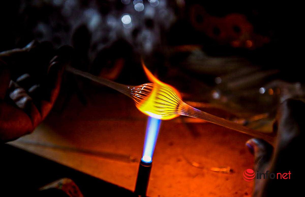 Để tạo ra một sản phẩm thủy tinh phải thực hiện quy trình nhiều công đoạn. Các mảnh thủy tinh phải đảm bảo không bám bẩn và được phân loại theo màu khác nhau như xanh, trắng. Tùy theo yêu cầu của từng sản phẩm mà quy trình sản xuất có thể khác nhau như thổi, ép, kéo, cuốn… Tuy nhiên, phương pháp gia công truyền thống là thổi vẫn được nhiều người sử dụng.