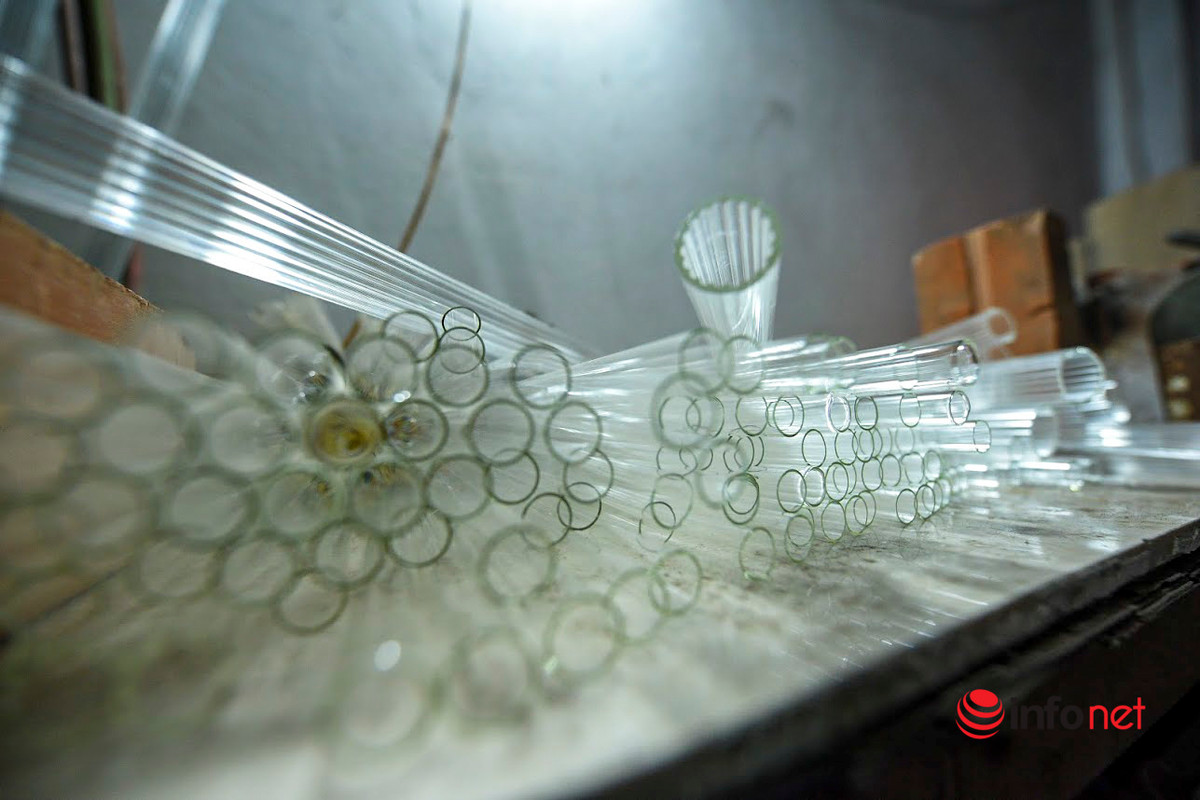 Nhiều hộ làm nghề thổi thủy tinh ở xã Thống Nhất hiện không chỉ sản xuất những sản phẩm truyền thống mà còn tìm tòi nghiên cứu để làm ra các vật dụng, thiết bị sử dụng trong lĩnh vực y tế, giáo dục.