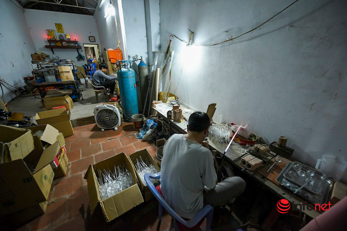 Để làm ra những sản phẩm thủy tinh như ống đựng thuốc, vỏ bóng đèn hay những vật dụng bằng thủy tinh khác, phải trải qua rất nhiều công đoạn như: Thổi, kéo, ép, cuốn…