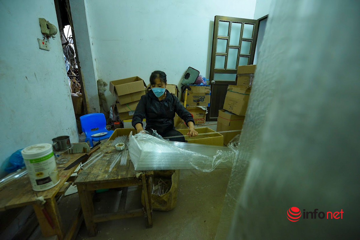 Trong các bước tạo hình thủy tinh, kỹ thuật thổi là quan trọng nhất. Người thợ phải điều tiết hơi thở sao cho nhịp nhàng, phù hợp với từng loại sản phẩm. Thậm chí, những người thợ lành nghề còn phải có thủ thuật giữ hơi thở để thổi vừa vặn với tạo hình mong muốn.