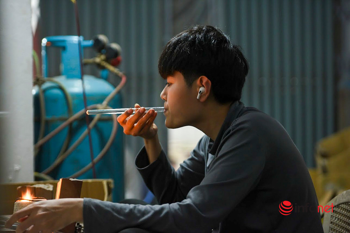 Hiện tại cả xã Thống Nhất chỉ còn khoảng 20 người theo nghề thổi thủy tinh. Những người trẻ theo nghề chỉ đếm trên đầu ngón tay. Mỗi xưởng sản xuất thủy tinh đều có những bí quyết riêng từ công đoạn lựa chọn chất liệu thủy tinh cho tới nung nóng và tạo hình, để làm ra những sản phẩm có độ bền cao, độ trắng trong, đồng đều và an toàn.