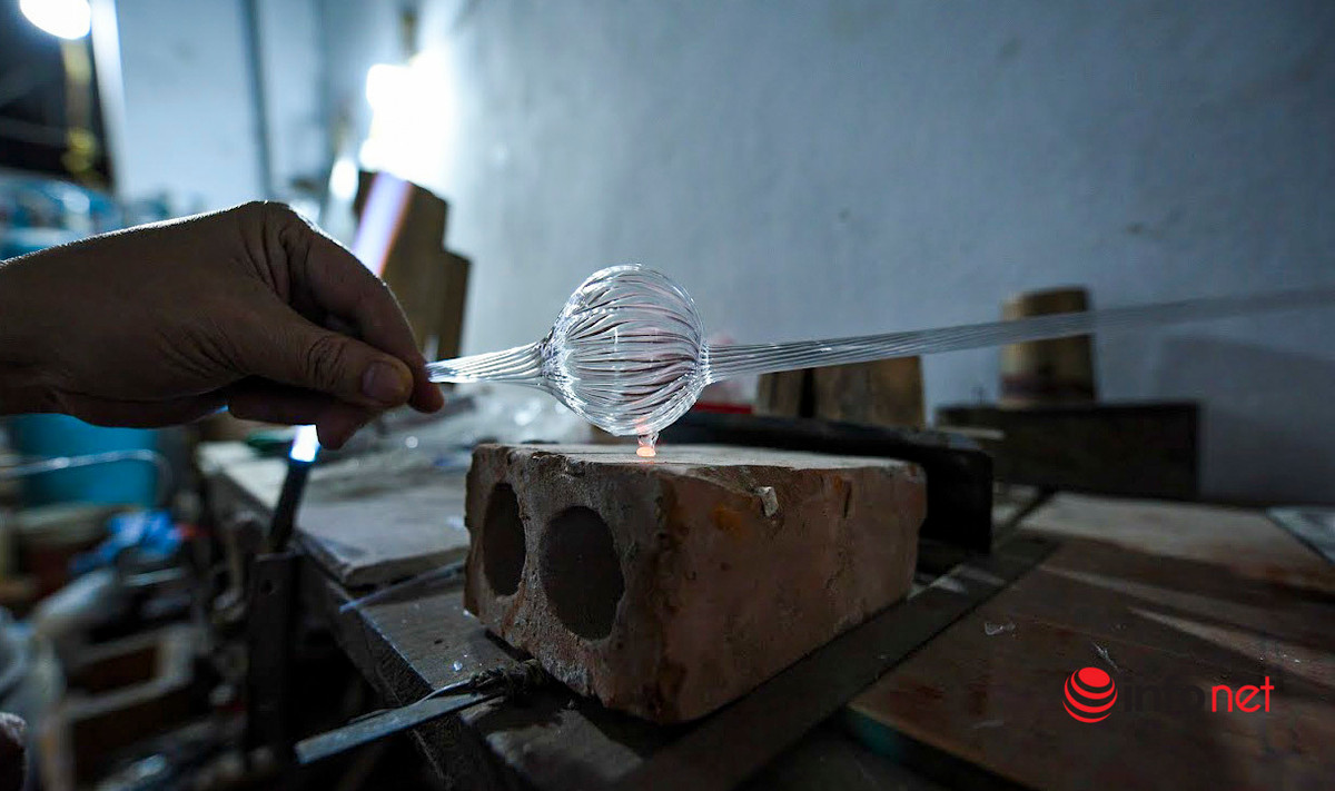 Người thợ “quện” thủy tinh nóng chảy vào đầu một cái ống dài rồi kê miệng vào đầu kia của ống và thổi, khi đó, thủy tinh ở đầu kia phình ra. Trong lúc thổi, người thợ phải tạo hình và làm cho sản phẩm có độ dày thích hợp.