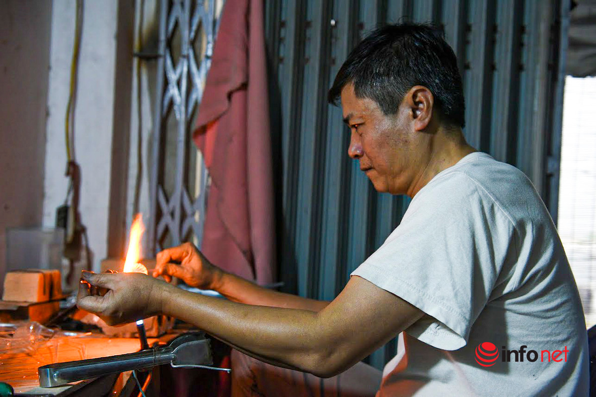 Miệt mài trong xưởng để làm mẻ dụng cụ y tế bằng thủy tinh, ông Lương Văn Trãi - người đã có hơn 25 năm với nghề thủy tinh chia sẻ: “Những năm gần đây, gia đình tôi không chỉ làm bóng đèn, ống nghiệm với cách tạo hình đơn giản mà còn làm thủy tinh trang trí có độ phức tạp, cầu kỳ như chuông gió, cây thông, 12 con giáp... Muốn theo nghề thổi thủy tinh, trước tiên, bản thân người thợ phải yêu nghề".