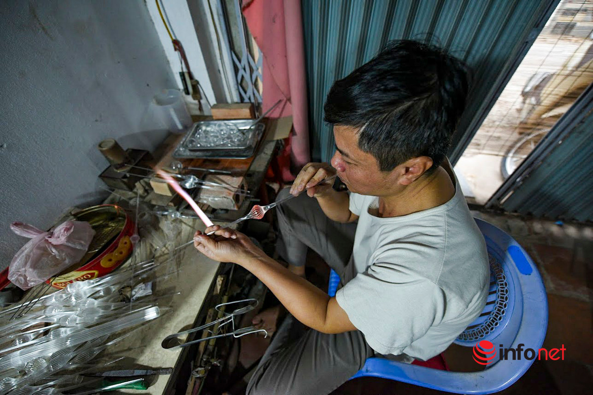 Cách trung tâm Thành phố Hà Nội khoảng 30km, xã Thống Nhất (huyện Thường Tín) là địa chỉ nổi tiếng với nghề thổi thủy tinh truyền thống. Trước đây, nhà nào cũng liên tục đỏ lửa, tạo ra những sản phẩm thủy tinh trang trí, thủy tinh ứng dụng...