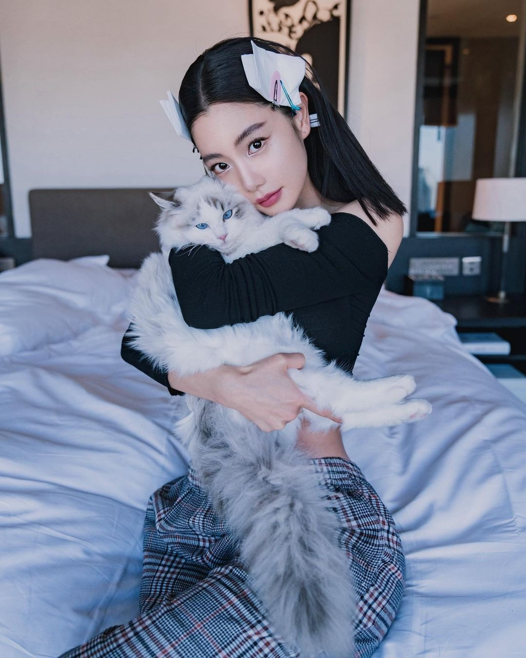 Từ khi khởi nghiệp, Clara đã trung thành với hình tượng sexy. Phong cách quen thuộc của cô là những bộ đầm bó sát khoe đường cong. Để duy trì vóc dáng, người đẹp tập gym cường độ cao, yoga và có chế độ ăn uống khắt khe.