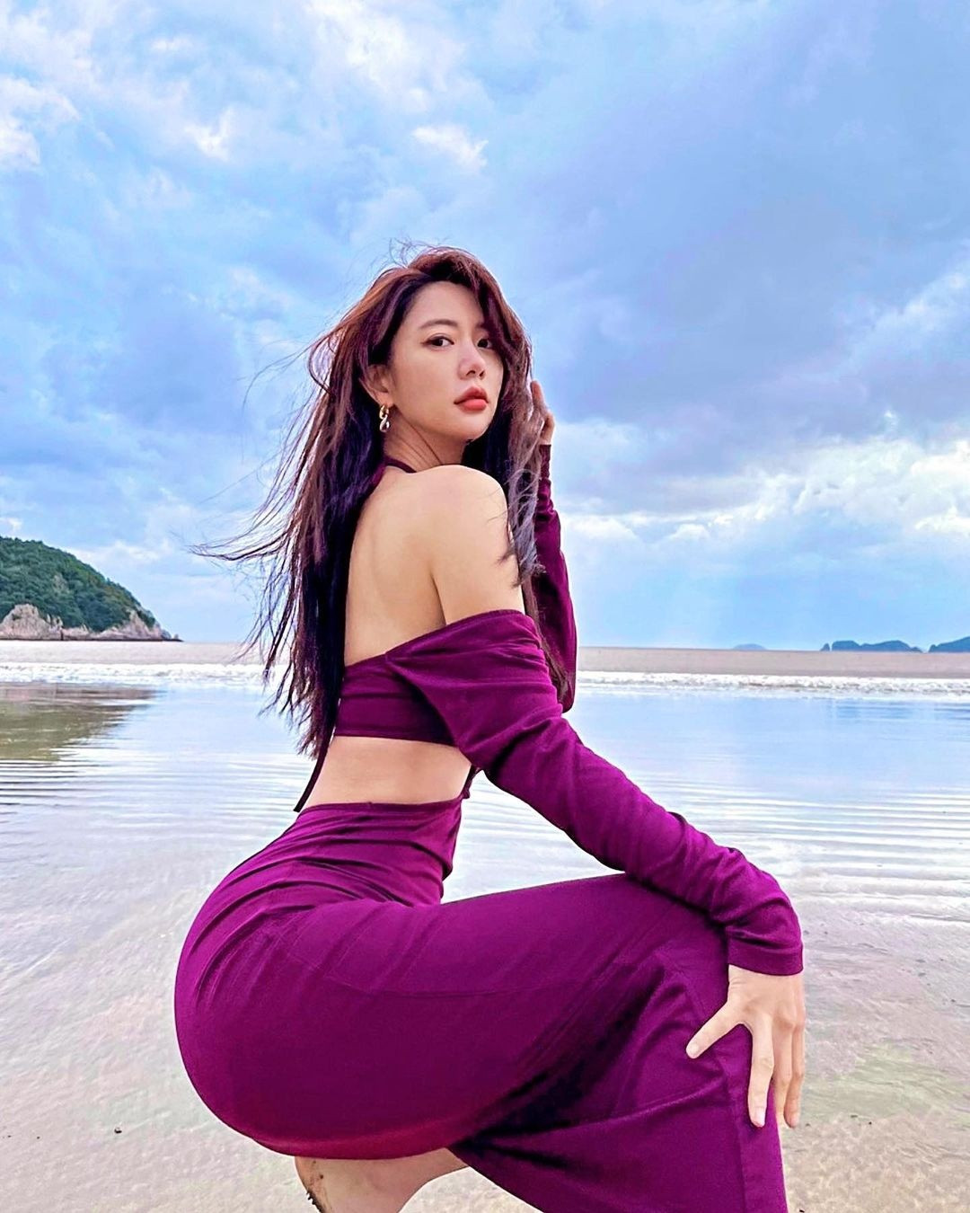 Khán giả yêu mến nữ diễn viên để lại nhiều bình luận khen ngợi vóc dáng đồng hồ cát nóng bỏng của Clara. Ngoài ra, một số ý kiến cho rằng người đẹp ngày càng trẻ trung và tràn đầy sức sống hơn.