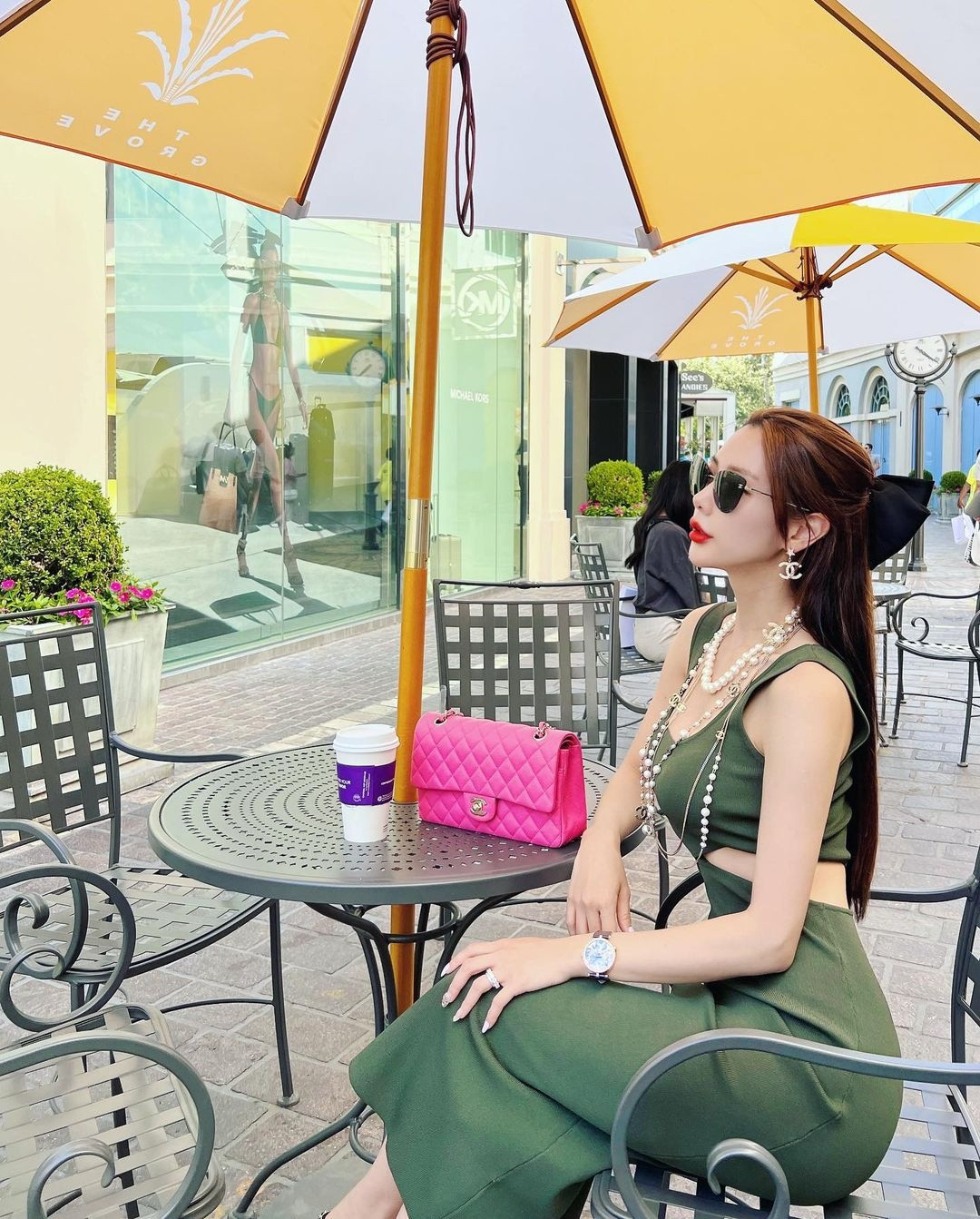 Chuyến đi của nữ diễn viên được chú ý nhờ độ xa hoa và phong cách thời trang gợi cảm.