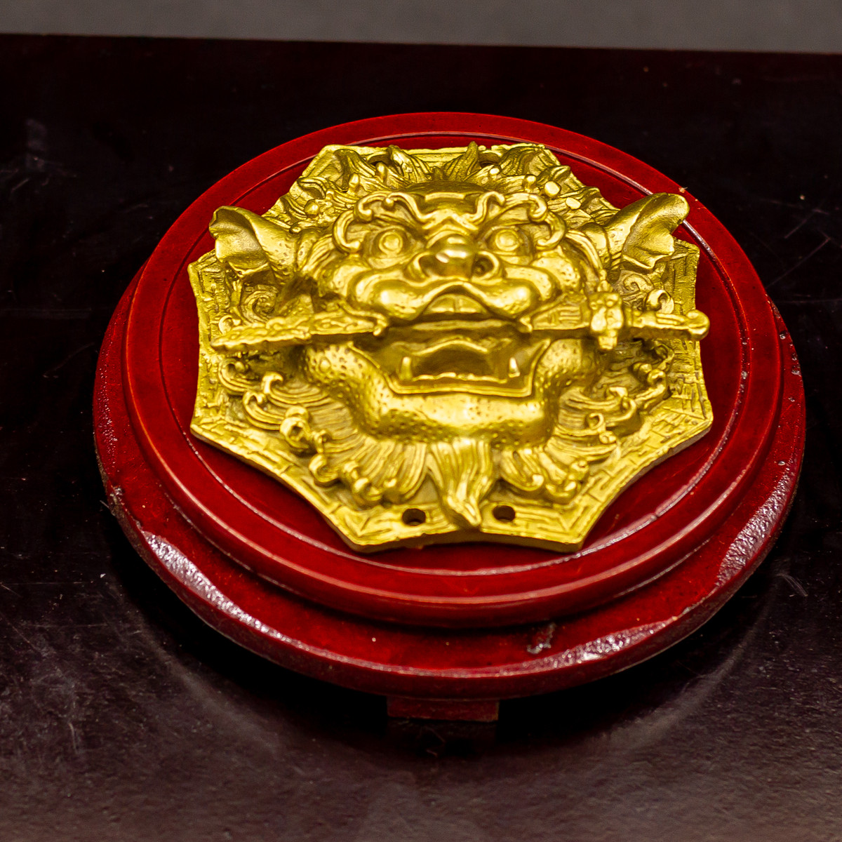 Khu vực phạm Thái Tuế năm Nhâm Dần 2022 là hướng Dần (thuộc hướng Đông Bắc) có độ số từ 52.5 - 67.5 độ. Tại vị trí này có thể sử dụng các vật phẩm phong thủy như: Hổ phù an gia hóa sát hay các loại linh phù Thái Tuế... *Thông tin mang tính chất tham khảo