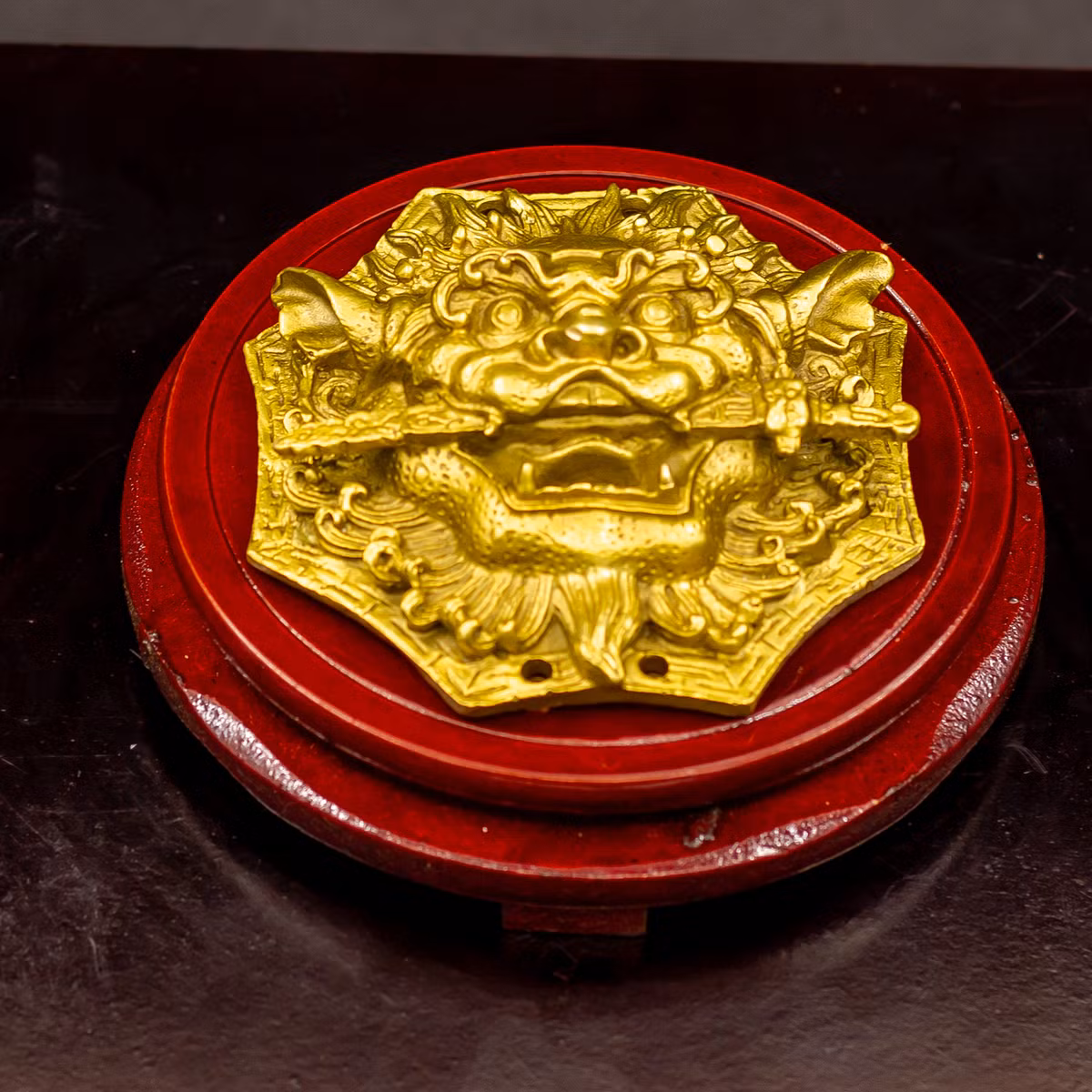 Khu vực phạm Thái Tuế năm Nhâm Dần 2022 là hướng Dần (thuộc hướng Đông Bắc) có độ số từ 52.5 - 67.5 độ. Tại vị trí này có thể sử dụng các vật phẩm phong thủy như: Hổ phù an gia hóa sát hay các loại linh phù Thái Tuế... *Thông tin mang tính chất tham khảo