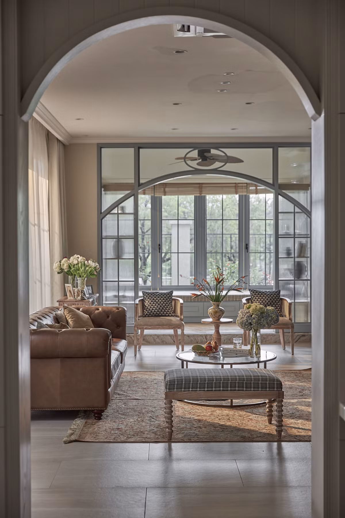 Phong cách transitional kết hợp truyền thống với hiện đại, ưu tiên nội thất gam màu trung tính như đen, trắng, ngà, xám, be. Họa tiết nhẹ nhàng, hạn chế các chi tiết rườm rà, dư thừa.