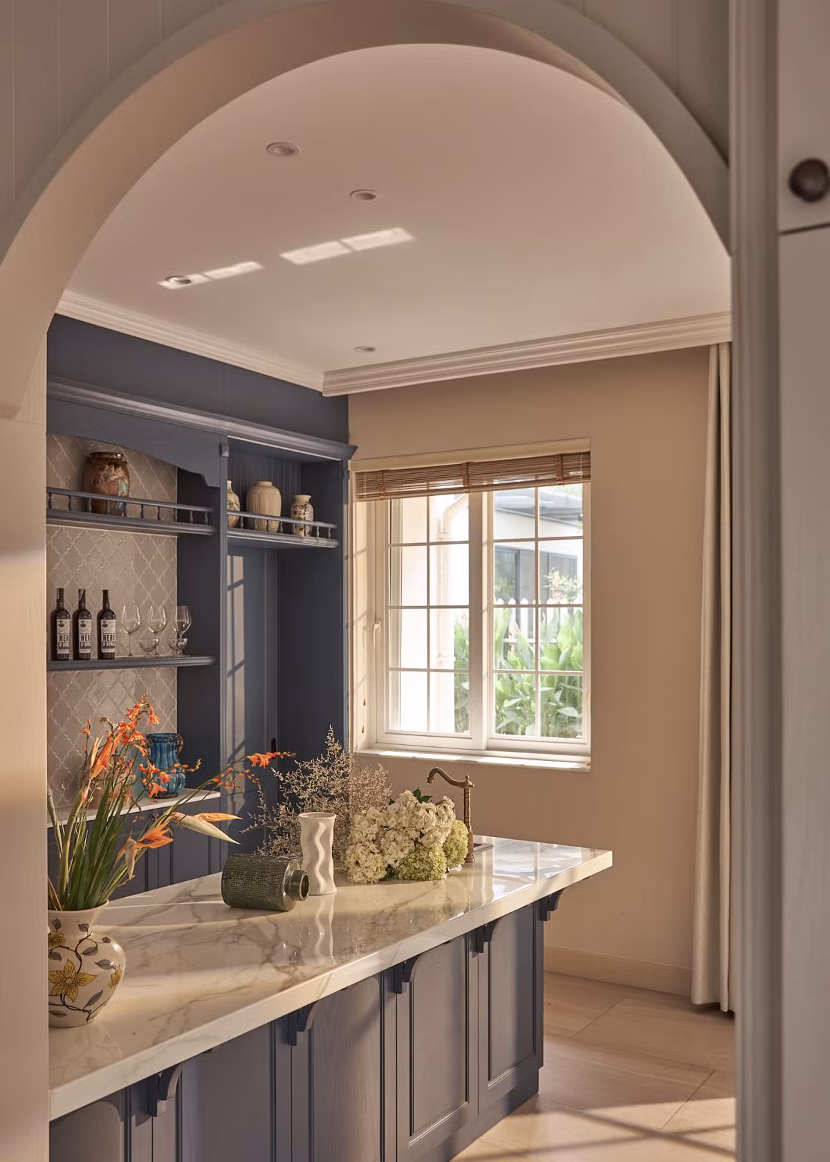 Bên trong căn bếp. Phong cách chuyển tiếp phối hợp giữa kết cấu, chất liệu và tông màu, sử dụng vật liệu gỗ, vải, da... để làm tăng sự thú vị. Tổng chi phí xây dựng, thiết kế, nội thất (không gồm thiết bị điện tử) của công trình khoảng 4 tỷ đồng.