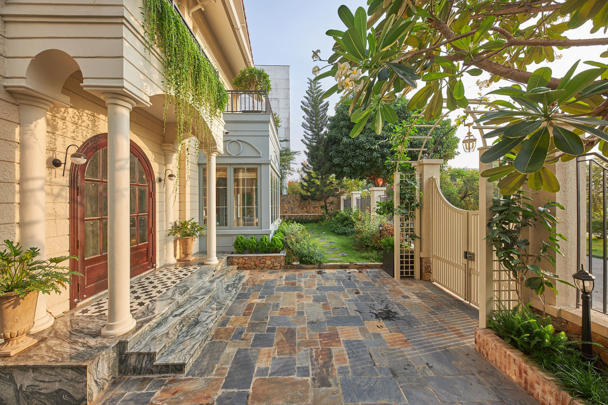 10 năm về trước, công trình từng sụt lún đất nền và cách bố trí nhà biệt thự không hợp với thói quen sinh hoạt của chủ nhà. Đến năm 2021, chủ nhà quyết định cải tạo, làm mới không gian sống trong vòng sáu tháng bởi công ty của kiến trúc sư trưởng Nguyễn Như Ý.