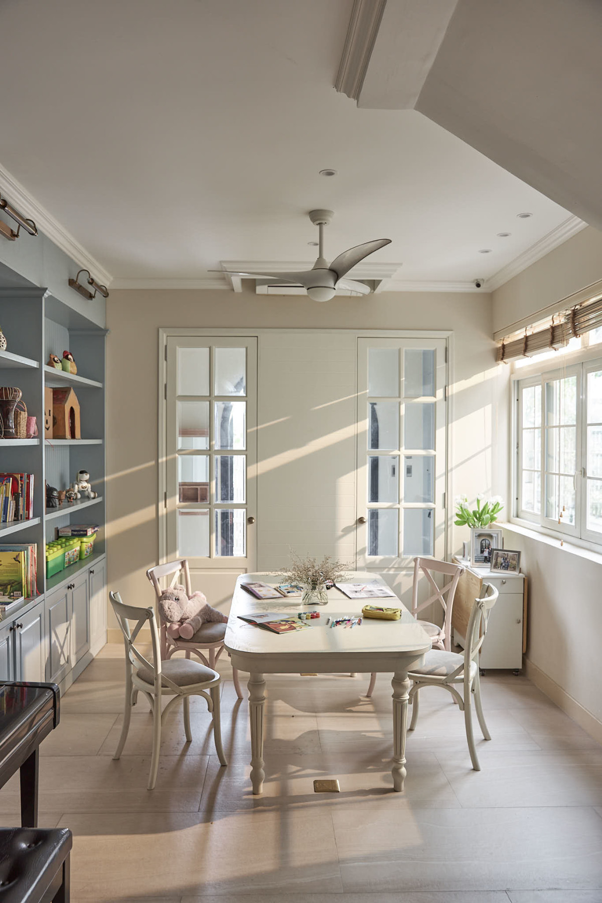 Một phòng học của các bé với gam màu tươi sáng.