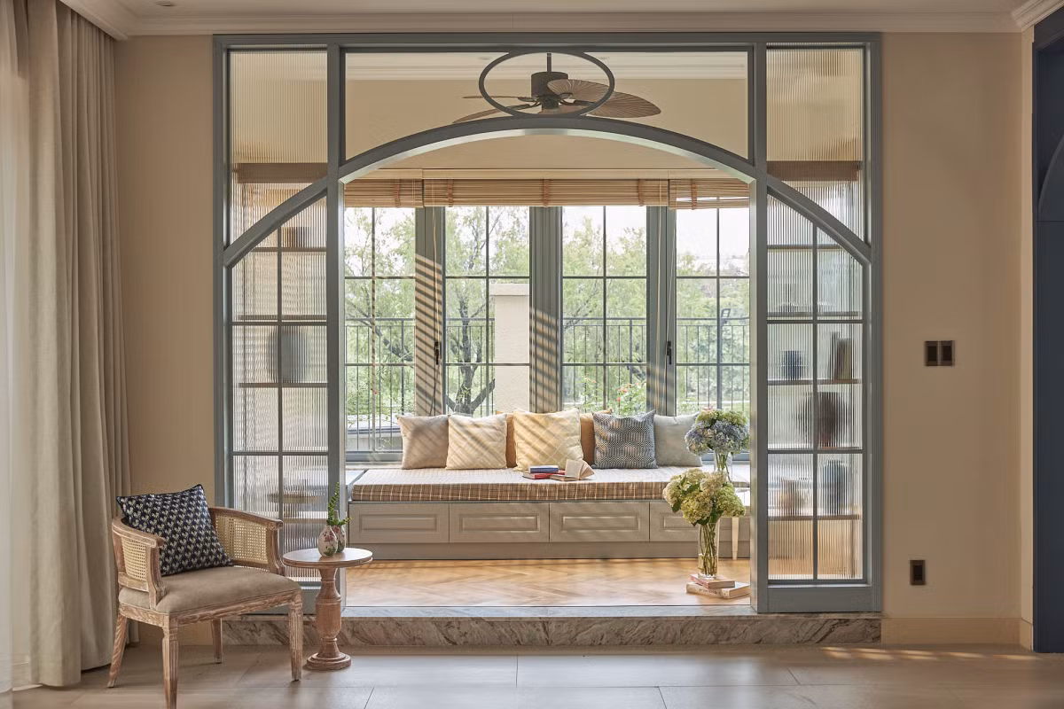 Phụ kiện trang trí sống động kết hợp giữa cũ và mới tạo nên sức hấp dẫn thị giác cho toàn bộ không gian.