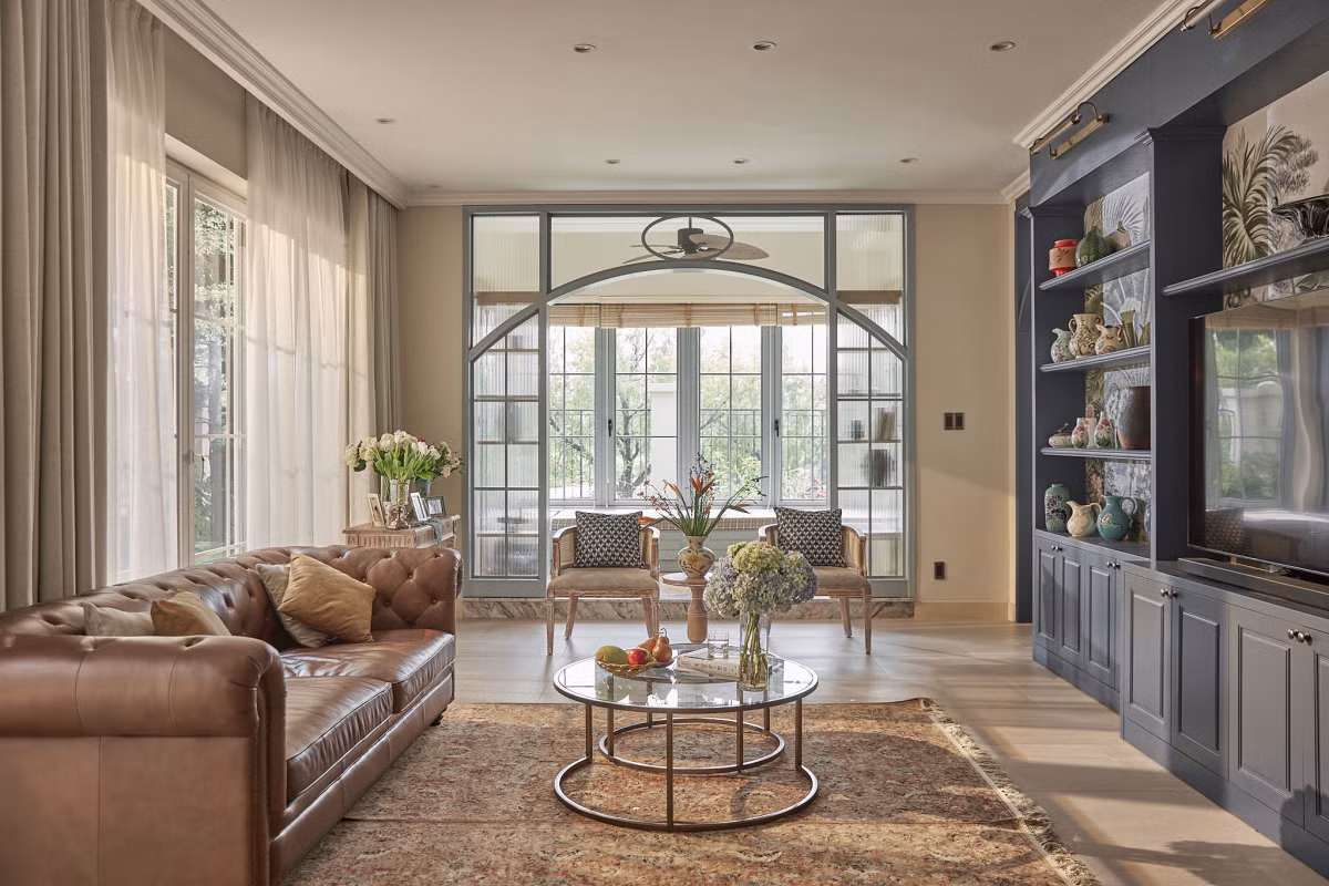 Chủ nhà chọn phong cách transitional design (phong cách thiết kế chuyển tiếp) cho biệt thự. Đây là phong cách được ưa chuộng bởi sự sáng tạo không giới hạn, có khả năng kết hợp các mảng trang trí mang tính đương thời. Sự thú vị của phong cách này nằm ở khả năng mang những yếu tố mới ứng với từng thời điểm khác nhau, phối hợp cùng những yếu tố cũ, từ đó tạo nên một thiết kế thống nhất.