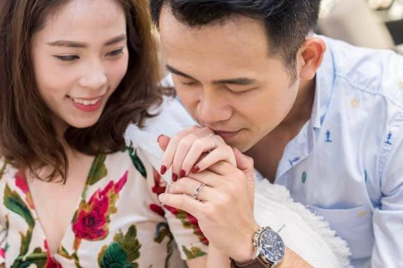 Trong khi Đức Bảo nổi tiếng là BTV của Đài truyền hình Việt Nam thì bà xã sinh năm 1992 cũng là MC, biên tập viên của Kênh truyền hình Quốc hội, xinh đẹp, thông minh và tháo vát. Vợ chồng MC Bùi Đức Bảo được yêu mến bởi ngoại hình trai tài gái sắc, lối dẫn thông minh, sắc bén cùng với đó là kênh Tik Tok chia sẻ về những câu chuyện khi một nhà có cả vợ và chồng đều làm truyền hình như "Một ngày của nhà Bảo như thế nào?", "Khám phá vali của gia đình Bảo khi đi công tác"...