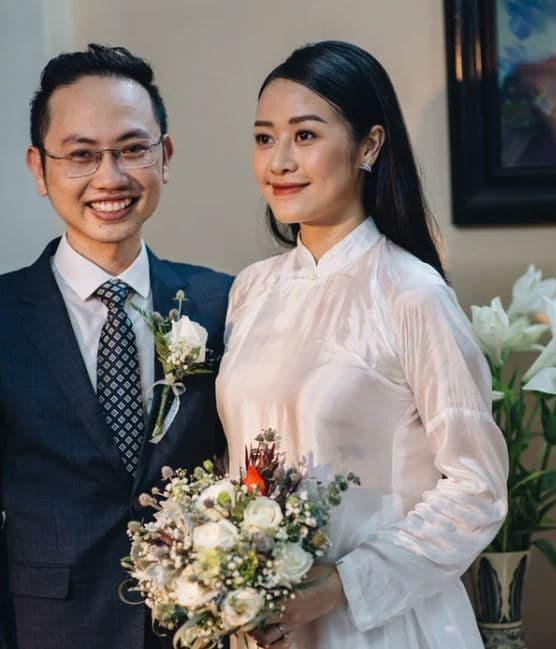 BTV Phí Linh và ông xã cũng làm truyền hình: Nữ MC cũng chia sẻ kể từ khi lập gia đình, cuộc sống cá nhân và đặc biệt là công việc cũng có nhiều thay đổi. Bởi muốn dành nhiều thời gian để chăm sóc cho con gái cưng nên việc chạy show của cô giảm đáng kể, không còn đều đặn “mỗi ngày lên sóng truyền hình” như trước kia. 