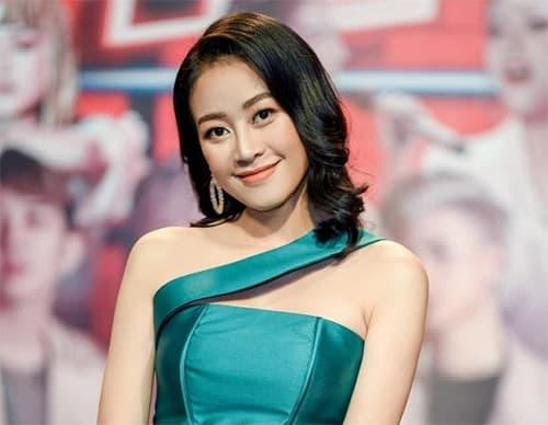 Năm 2019, Phí Linh lên xe hoa với BTV Hoàng Linh, hiện đang công tác tại Đài truyền hình Việt Nam, giữ vị trí Phó trưởng phòng tiếng Anh của VTV4. Cuộc sống của cặp đôi càng thêm hạnh phúc khi đón con gái đầu lòng chào đời.