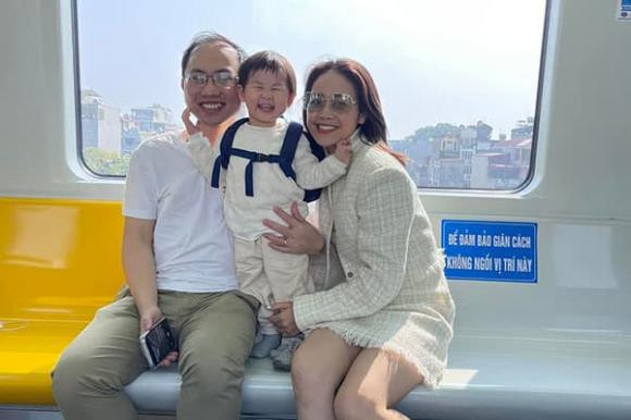  Phí Linh cũng thổ lộ rằng cả hai vợ chồng đôi lúc cũng có những bất đồng nhỏ trong đời sống hôn nhân, tuy nhiên, việc thẳng thắn sẻ chia và thấu hiểu chính là chìa khóa để họ duy trì hạnh phúc và sự gắn kết. 