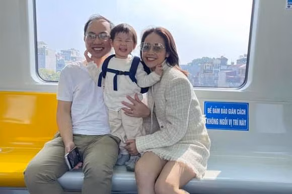  Phí Linh cũng thổ lộ rằng cả hai vợ chồng đôi lúc cũng có những bất đồng nhỏ trong đời sống hôn nhân, tuy nhiên, việc thẳng thắn sẻ chia và thấu hiểu chính là chìa khóa để họ duy trì hạnh phúc và sự gắn kết. 