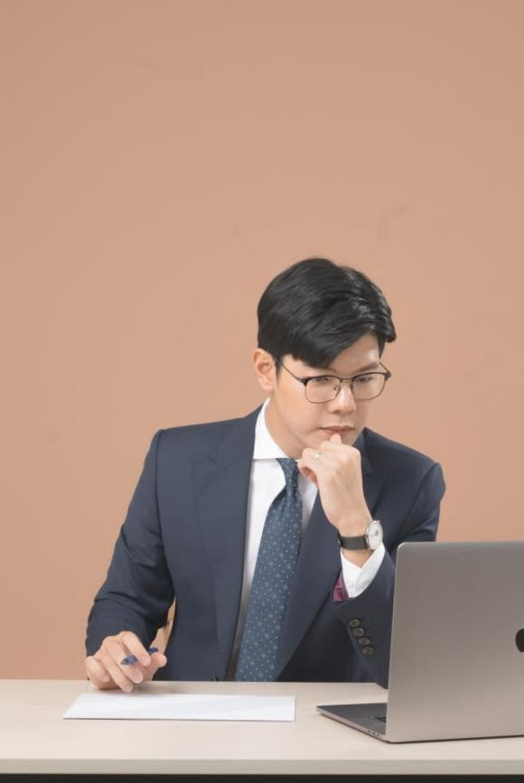 br/> Nam MC gây ấn tượng bởi lối dẫn tự nhiên và thông minh. Ngoài đời, anh được khán giả rất ngưỡng mộ bởi chuyện tình đẹp với người đồng nghiệp và giờ là bà xã của mình - Hương Giang. Nam MC từng chia sẻ: "Vợ vừa là Vợ vừa là stylist, vừa là cố vấn của tôi". Ngoài công việc, cặp đôi đã xây dựng kênh Tik Tok "Gia đình Truyền hình" và nhanh chóng nhận về lượng theo dõi khủng từ người hâm mộ.