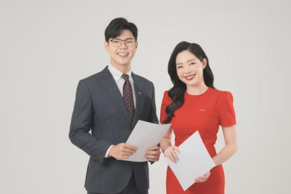 BTV Mạnh Cường và bà xã là BTV Hương Giang. Sau 5 năm hẹn hò, cả hai đã về chung một nhà vào năm 2019. Chia sẻ về việc lấy vợ cùng nghề, Mạnh Cường cho hay: "Lịch làm việc của vợ chồng tôi rất phức tạp. Vì vậy chúng tôi có vài quy tắc để duy trì hạnh phúc, đó là sau 22h sẽ cố gắng ngồi xuống sofa, cùng nghe nhạc, xem phim và nói chuyện ngày hôm nay thế nào, công việc ra sao, rồi chia sẻ mọi thứ trong cuộc sống".