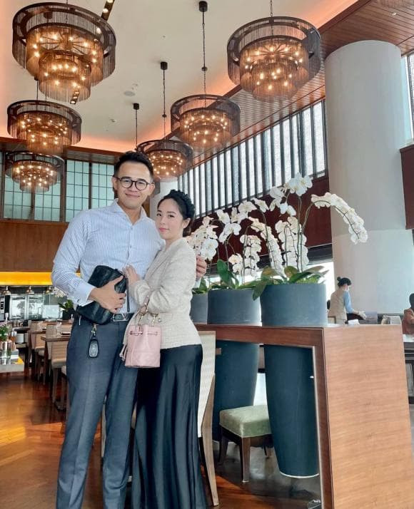 Sau nhiều năm kết hôn, MC Đức Bảo cho biết cảm thấy thoải mái khi có vợ làm cùng lĩnh vực, hiểu và thông cảm cho công việc của nhau. Nam MC sinh năm 1987 cho biết: “Ai cũng có những điểm chưa tốt, có điều chúng ta thay đổi được, có điều mãi mãi không thay đổi được. Chỉ có thoả hiệp và chấp nhận mới giúp chúng ta đủ bao dung, kiên nhẫn để tiếp tục ở bên nhau. Trong gia đình, công việc của người đàn ông giống như cánh tay và bờ vai. Cánh tay để lao động, mang đến cho gia đình điều kiện sống tốt nhất có thể. Còn bờ vai là để chở che".