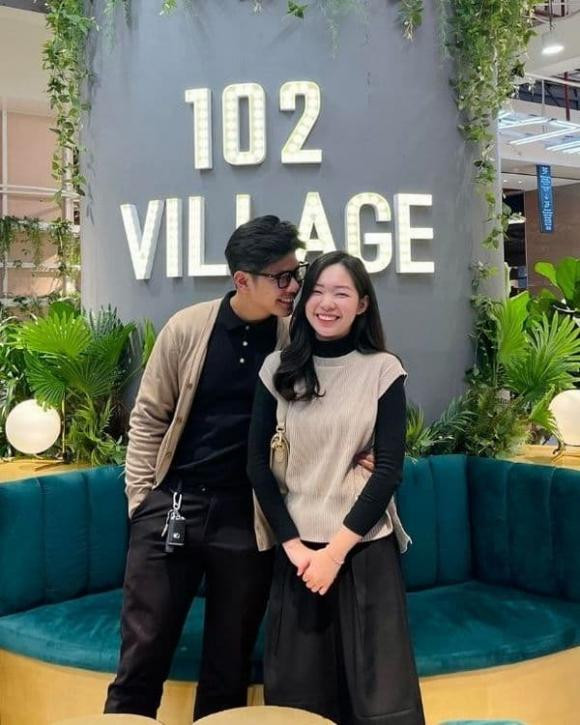 Gia đình BTV Mạnh Cường - BTV Hương Giang: Mạnh Cường là nam MC được khán giả yêu mến qua loạt chương trình truyền hình ấn tượng như Việc tử tế, Vì tầm vóc Việt... và gần đây, anh là người dẫn chính của Chuyển động 24h. Ít ai biết rằng nam MC hoạt ngôn đó lại vốn là học sinh chuyên Lý, sinh viên học Ngân hàng.