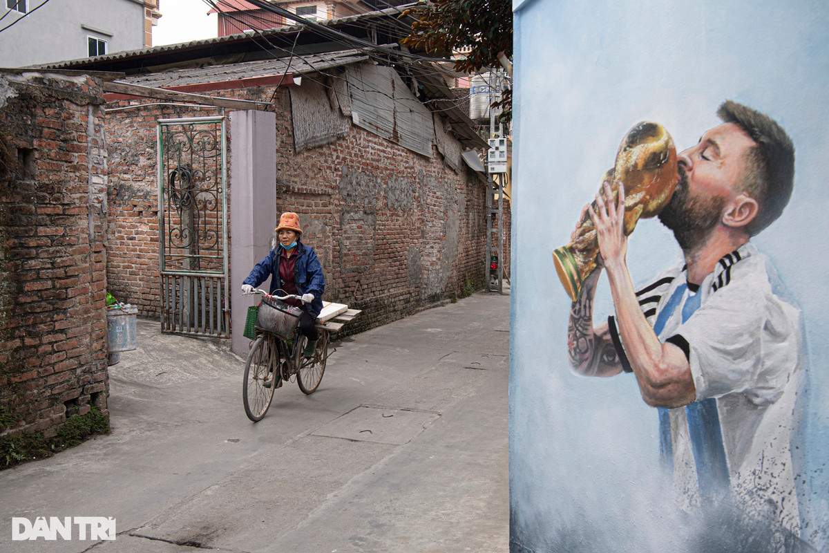 Thay giao chi tien ve hinh Messi nang cup truoc cong nha-Hinh-2