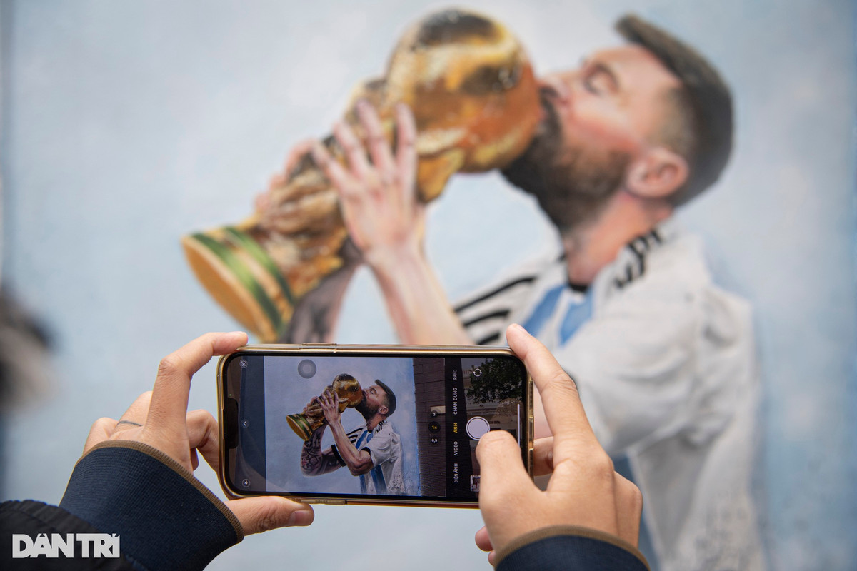 Thay giao chi tien ve hinh Messi nang cup truoc cong nha-Hinh-12
