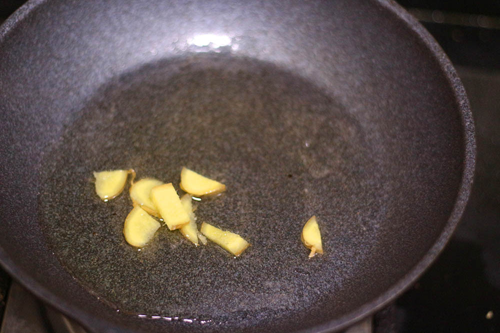 Cách thực hiện: Đun nóng dầu, cho gừng thái sợi vào xào thơm trước.