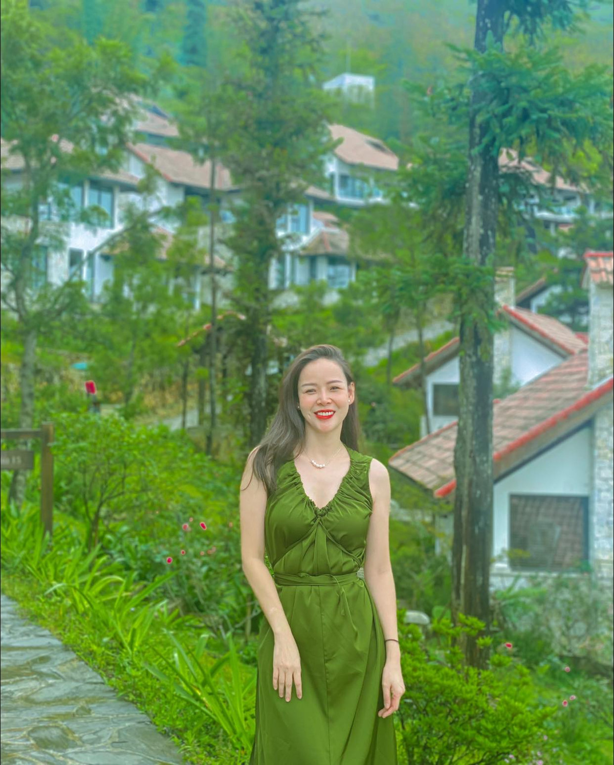 Tuy nhiên Diễm Hương cũng rất chuộng những trang phục bánh bèo nữ tính với thiết kế và màu sắc bắt mắt. 