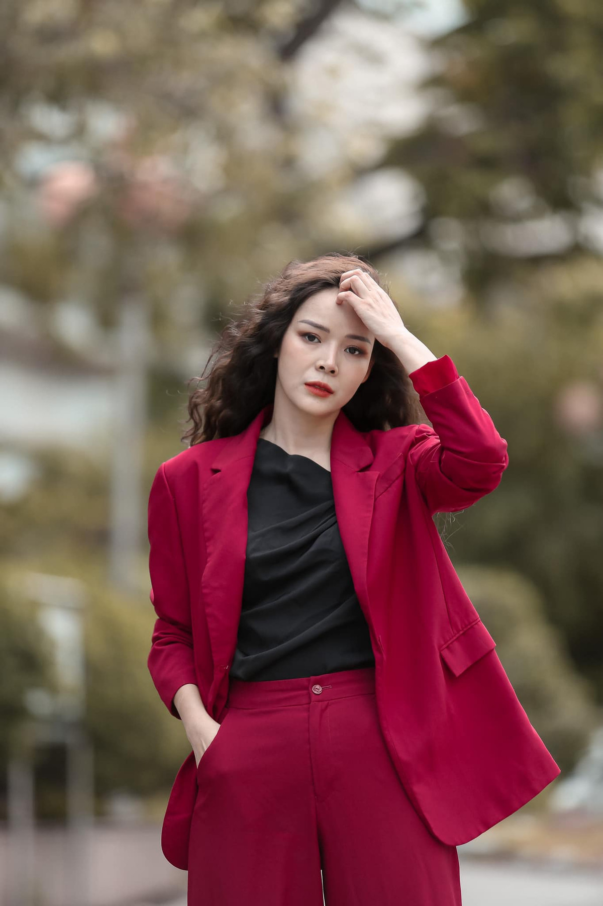 Khó phân biệt được tạo hình của nhân vật Cẩm Khê và Diễm Hương ngoài đời vì cả hai đều là những phụ nữ gợi cảm, cá tính.