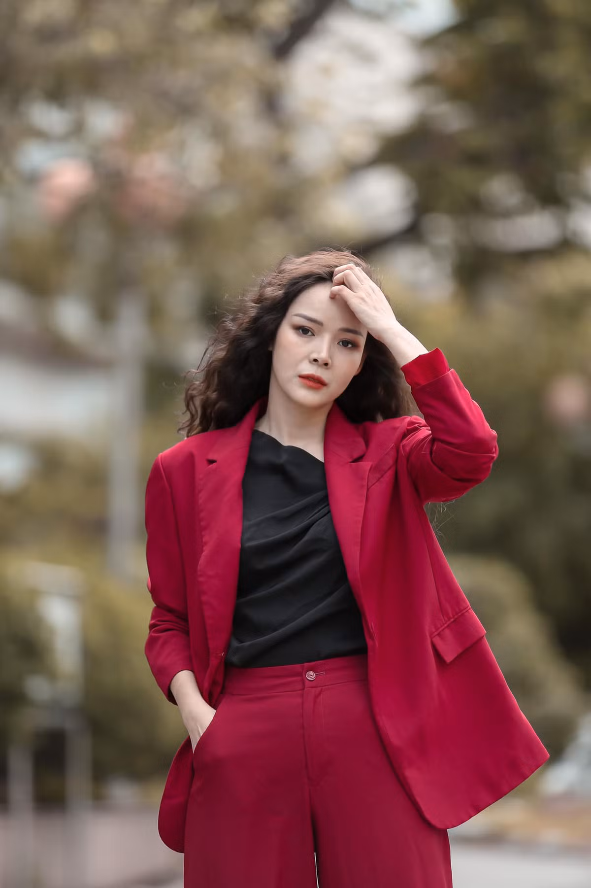 Khó phân biệt được tạo hình của nhân vật Cẩm Khê và Diễm Hương ngoài đời vì cả hai đều là những phụ nữ gợi cảm, cá tính.