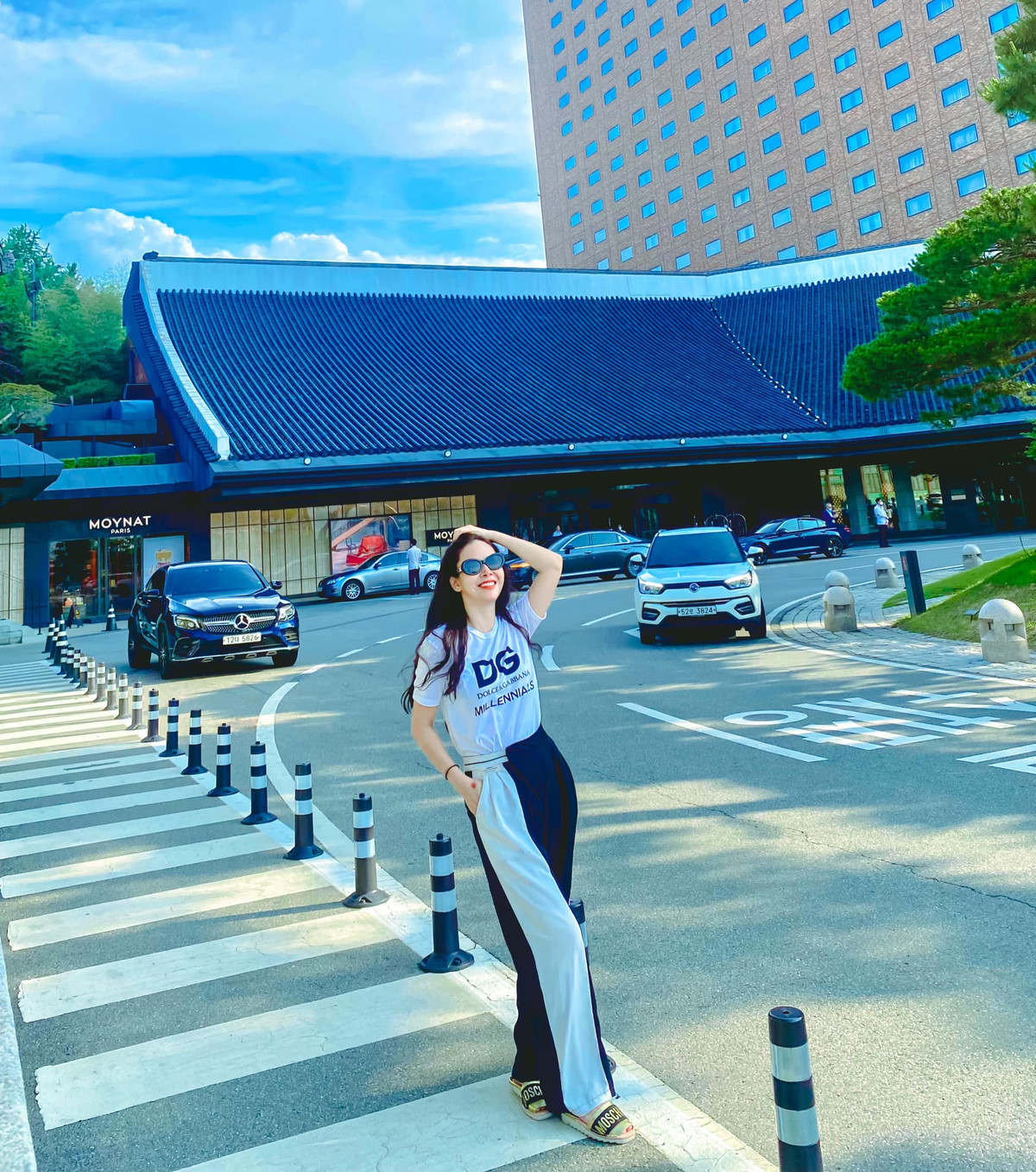 Phong cách đời thường hay khi đi du lịch rất trẻ trung và năng động của Diễm Hương. Cô chủ yếu chọn áo pull đơn giản khi di chuyển.