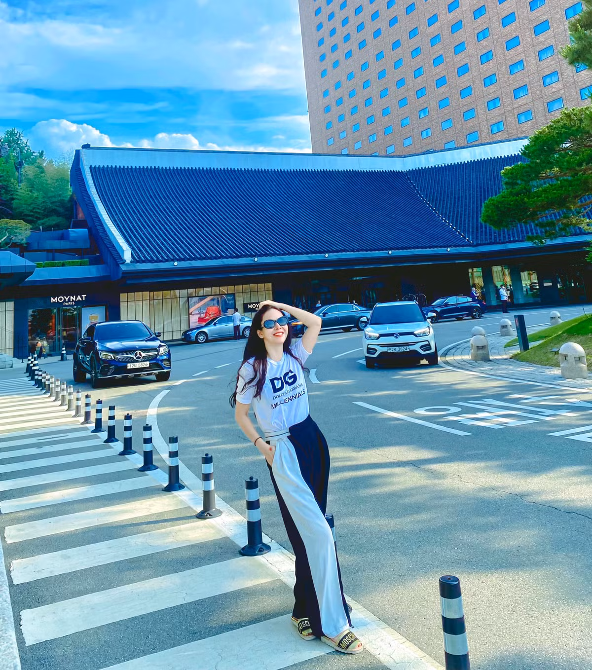 Phong cách đời thường hay khi đi du lịch rất trẻ trung và năng động của Diễm Hương. Cô chủ yếu chọn áo pull đơn giản khi di chuyển.