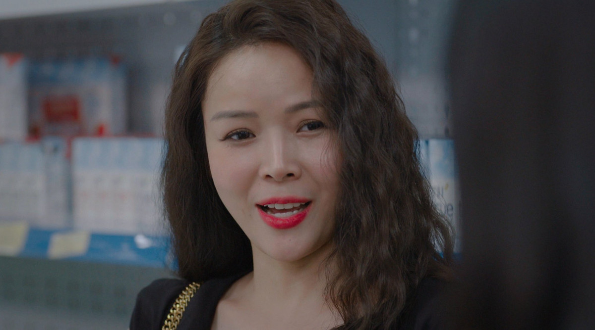 Trên phim nữ diễn viên sinh năm 1986 để nguyên mái tóc quăn dài của mình mà không thay đổi. Đây cũng là nhân vật được đánh giá là sexy nhất của Diễm Hương từ trước đến nay.