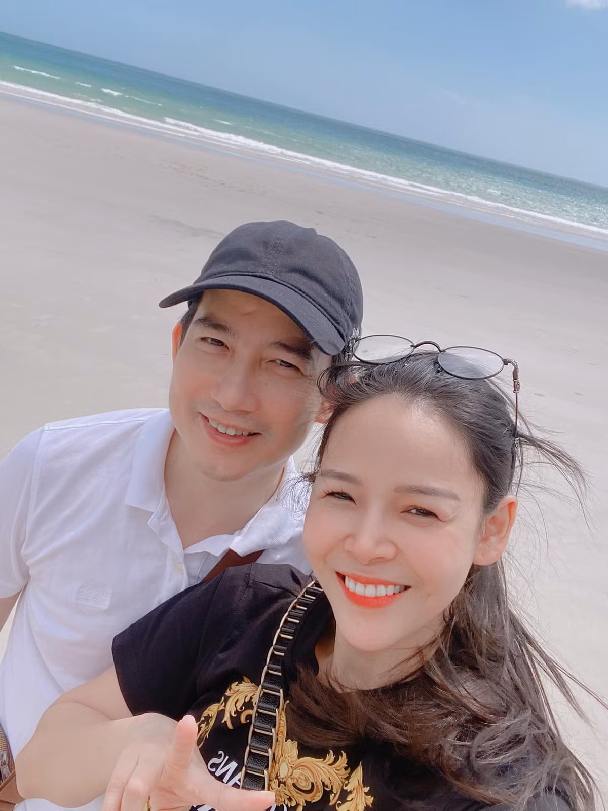 Ngoài đời Diễm Hương là vợ diễn viên Hồng Quang. Nam diễn viên chia sẻ với VietNamNet: "Phản ứng của tôi khi xem vợ đóng cảnh nóng là rất ngỡ ngàng, không hiểu tại sao lên phim vợ mình lại đẹp thế, hấp dẫn thế".