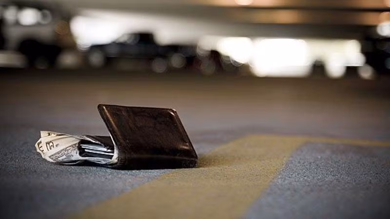 Nhưng cũng có một câu nói dân gian rằng tốt nhất không nên nhặt tiền bằng sợi chỉ đỏ. Nếu có bệnh viện gần đó, nhìn chung số tiền này là một cách làm “mê tín”, hy vọng có thể dùng số tiền này để “vay mượn” tính mạng của mình trong vài ngày. Tất nhiên, đây là một khẳng định mê tín, không có cơ sở khoa học.