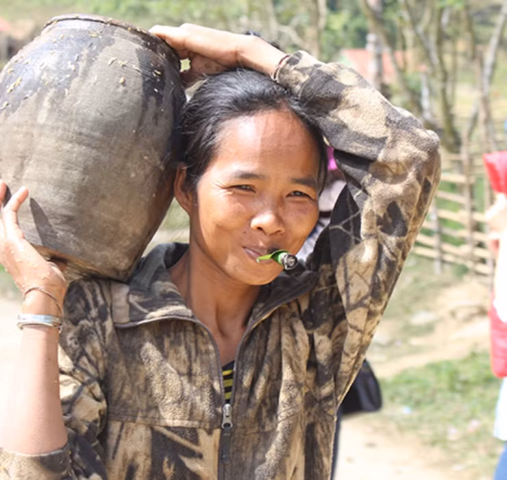 Tuy rượu Đóak được bán trên thị trường với giá chỉ khoảng từ 15.000 đồng/lít, nhưng nếu người làm có tay nghề cao thì việc kiếm đủ tiền trang trải cuộc sống là một điều hoàn toàn khả thi.