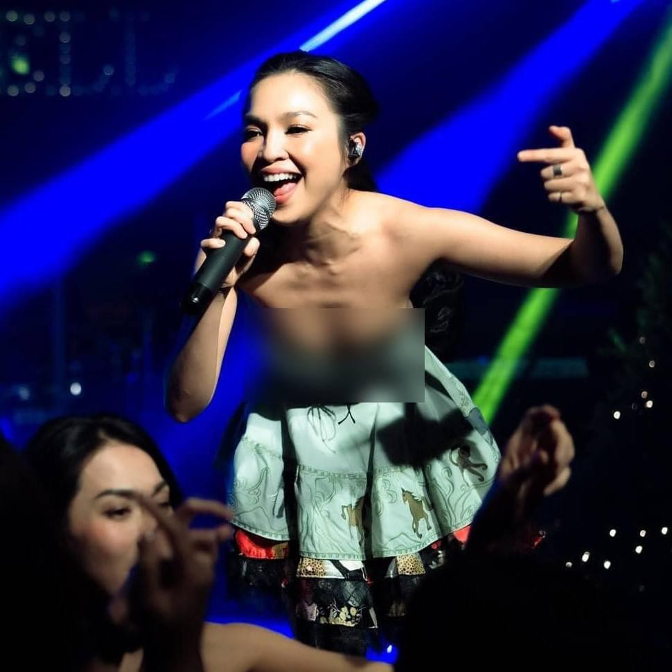 ha cúi người khá "nguy hiểm" của Hiền Thục. Bản thân Hiền Thục cũng đưa ra những bàn luận xoay quanh bộ đồ diễn này. Dưới phần bình luận, cô tự hỏi và tự đáp về bộ trang phục, khiến dân mạng bật cười. 