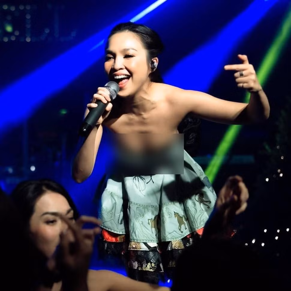 Pha cúi người khá "nguy hiểm" của Hiền Thục. Bản thân Hiền Thục cũng đưa ra những bàn luận xoay quanh bộ đồ diễn này. Dưới phần bình luận, cô tự hỏi và tự đáp về bộ trang phục, khiến dân mạng bật cười. 