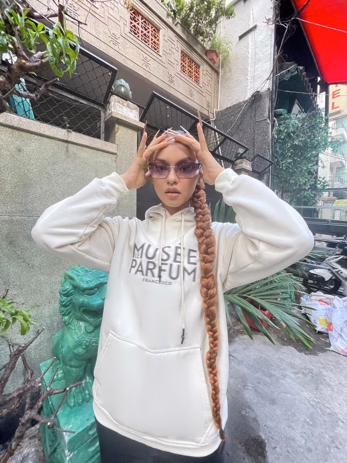 Theo dõi trang cá nhân của Mai Ngô, rất hiếm hoi mới thấy Á hậu 4 diện những bộ cánh kín đáo