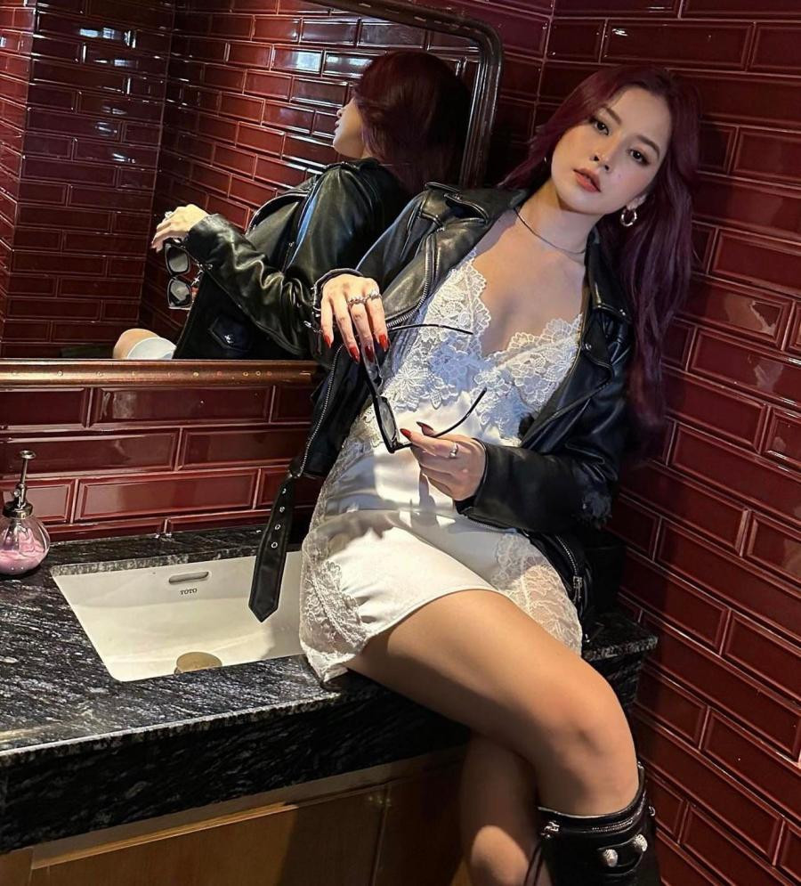 uy nhiên, sự phản cảm được giảm hẳn khi cô chọn kết hợp với áo da và boots hầm hố, tạo nên phong cách layer sành điệu.
