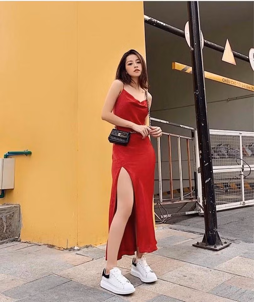 Người đẹp nhiều lần mặc váy ngủ ra đường và cách phối đồ cũng độc lạ, ít ai dám thử. Điển hình như việc phối váy ngủ với... giày sneaker cá tính thì đúng là xuống phố chỉ có thu hút gấp đôi ánh nhìn