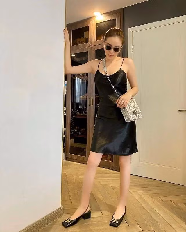 Một lần khác, Kỳ Duyên tiếp tục "bắt sóng" với chiếc váy chỉ mặc ở nhà này và lên đồ sang chảnh với kính mát, giày tông xuyệt tông đen tuyền.