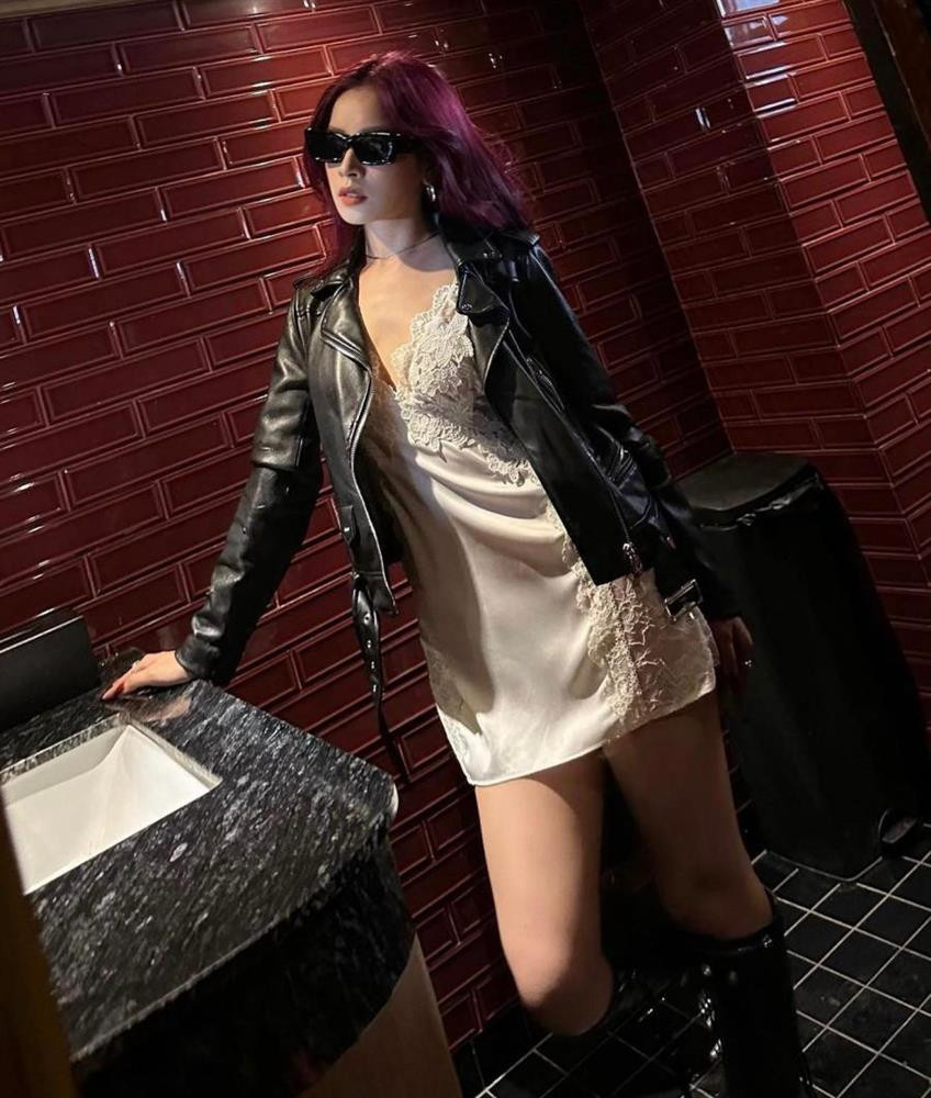 Theo đuổi hình ảnh quyến rũ và trưởng thành, sự táo bạo nhiều năm qua mà Chi Pu áp dụng từng nhiều lần khiến cô nhận về chỉ trích từ khán giả. Tuy nhiên khi lăng xê váy ngủ, Chi Pu lại thành công ghi điểm vì sự kết hợp thông minh khi táo bạo mặc váy ngủ ren ra đường. Thời trang luôn là sự sáng tạo, biến hóa giữa những xu hướng. Tuy nhiên, có những item bạn sẽ không thể ngờ vốn trước chỉ... dành cho chốn khuê phòng, nay đã được cách tân để trở thành thời trang "street style".