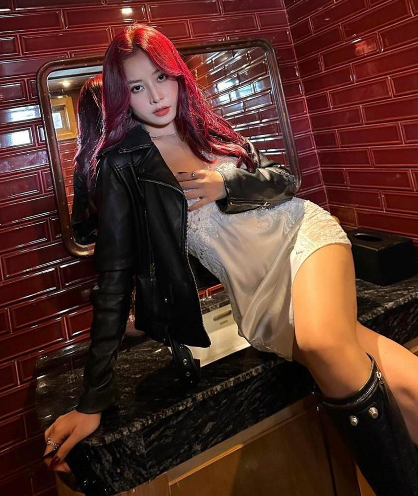 hi Pu mặc váy ngủ màu trắng, đắp ren hoa kín người, chất liệu xuyên thấu được điểm xuyết phần chân váy. Nếu chỉ mặc thế này xuống phố thì hẳn là kém duyên