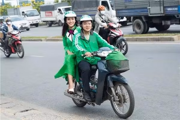 Truong Giang mac vest di xe om, tuong ngoi cuc hai-Hinh-9