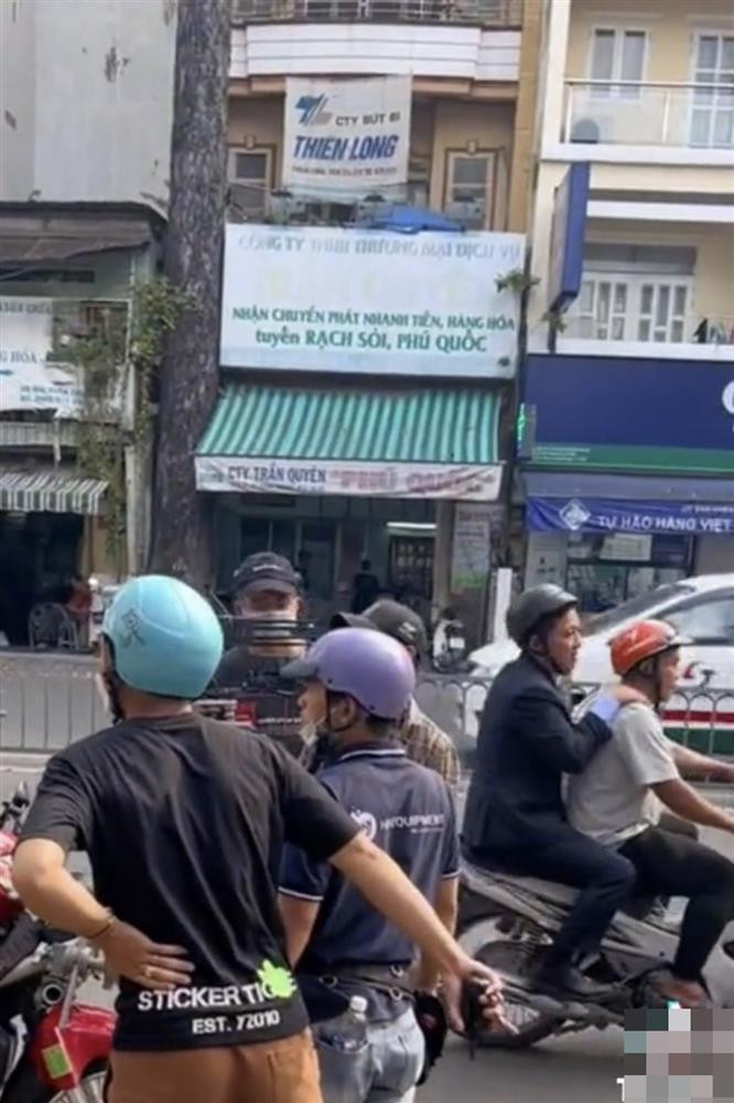 Truong Giang mac vest di xe om, tuong ngoi cuc hai-Hinh-4